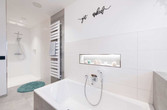 Badewanne mit Ablagenische, Handtuchtrockner und Dusche aus fugenlosem Acryl
