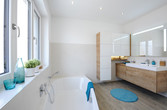 Bad mit Badewanne und Holzmöbeln
