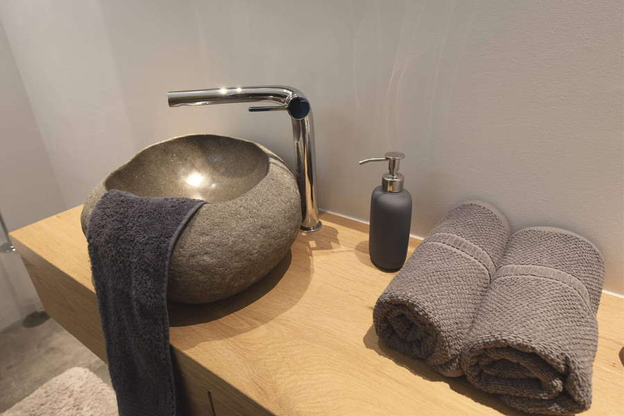 Design-Waschtischarmatur mit Naturstein-Becken