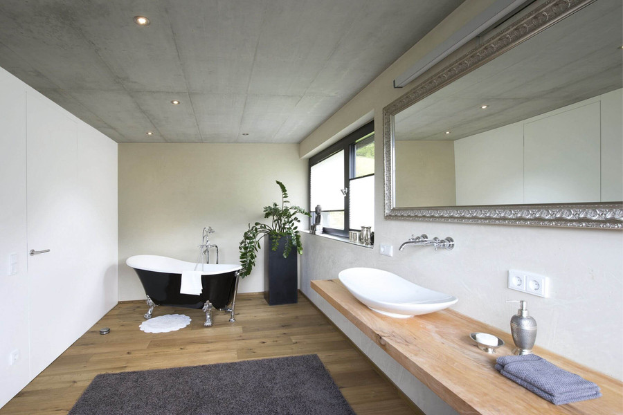 Badezimmer mit freistehender Badewanne