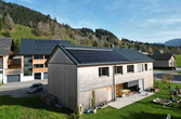 Einfamilienhaus mit PV-Anlage und Wärmepumpe zum Heizen und Kühlen