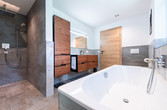 Bad mit Badewanne und bodenebener Dusche