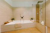 Wellness-Badewanne und bodenebene Dusche