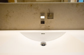 Waschtisch aus Mineralguss mit Metallic Armatur
