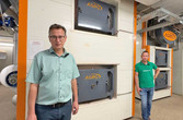 GF Ing. Christian Frühauf und Ing. Mario Rauter vor den Brennkammern