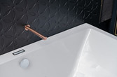 Wellness-Badewanne und schwarze Designfliesen
