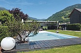 Ein Pool im Garten