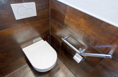 WC mit braunen Fliesen