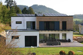 Ein modernes Haus mit Solarthermie am Dach