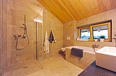 Bad mit Badewanne und bodenebener Dusche mit Glaswand