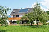 Ein Haus mit Solaranlage amDach