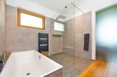 Badezimmer mit Badewanne und bodenebener Dusche