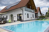 Poolheizung am Dach eines Hauses