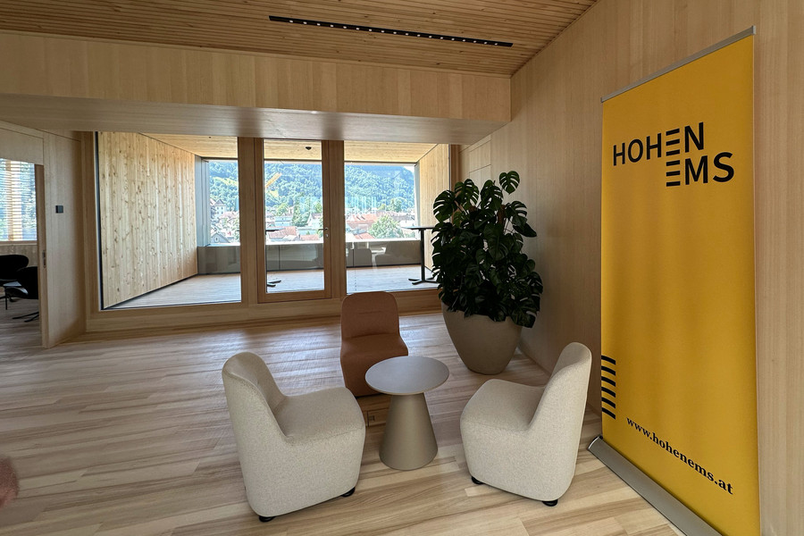 Heimisches Holz und natürliches Licht prägen die Räume des Rathauses