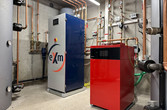 Heizraum mit Wärmepumpe, Exergiemaschine und Rohrinstallationen