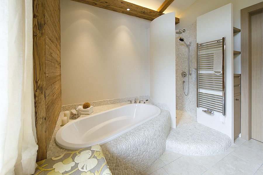 Ovale Einbaubadewanne mit Armablage
