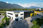 Firmengebäude mit optisch klar abgegrenzten Solarthermie-Fassadenkollektoren
