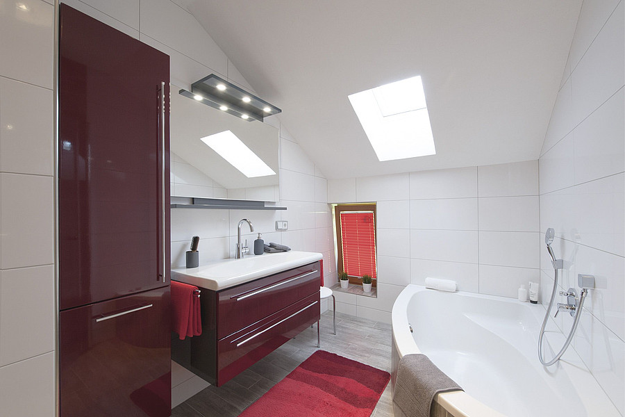 Eckbadewanne mit Sitzstufe