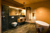 Das Badezimmer mit freistehender Badewanne