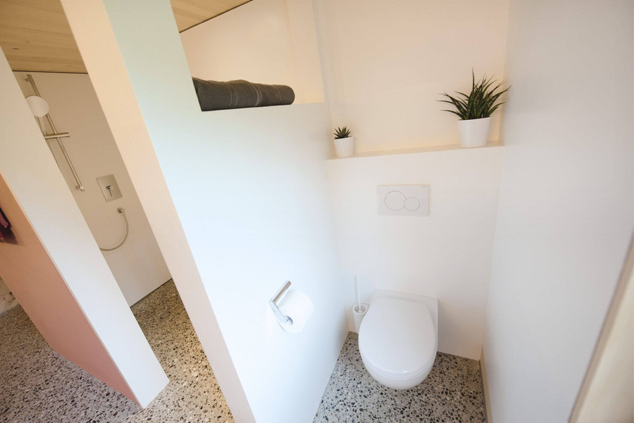 WC mit Trennwand im Badezimmer