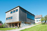 Hackgutlager für Nahwärmeheizwerk mit SST Fassadenkollektor für Solarthermie, Referenzprojekt eines HSH-Installatörs