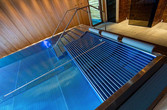 Schwimmbad mit Liegebereichen im Wasser