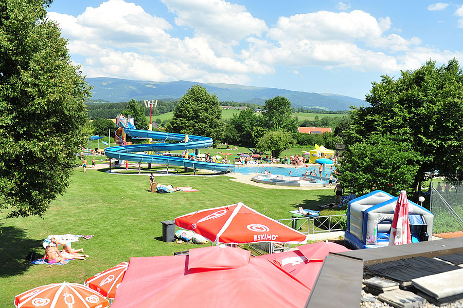 Ein Freibad im Sommer