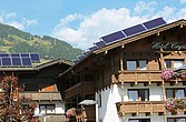 Große Solaranlage am Dach eines Hotels