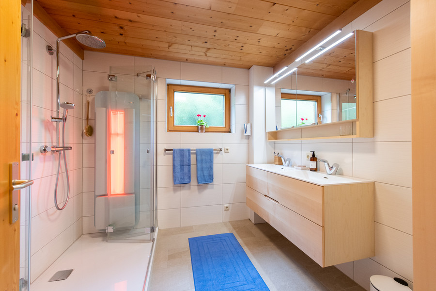 Bad mit Dusche mit niedrigem Duscheinstieg und Infrarotpanell