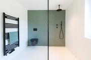 modernes Bad mit begehbarer Dusche