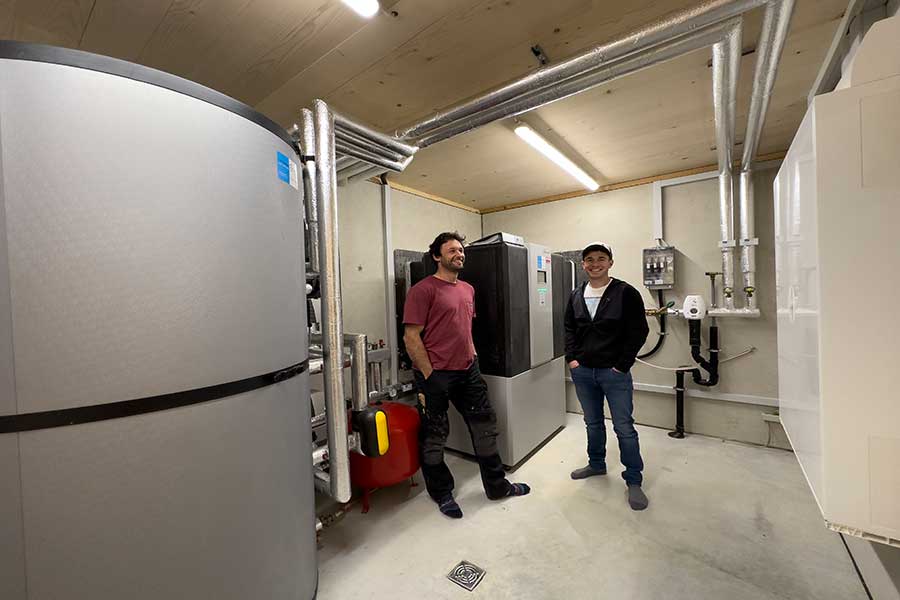 Architekt DI Max Dünßer und HSH-Installatör Michael Bereuter im Technikraum