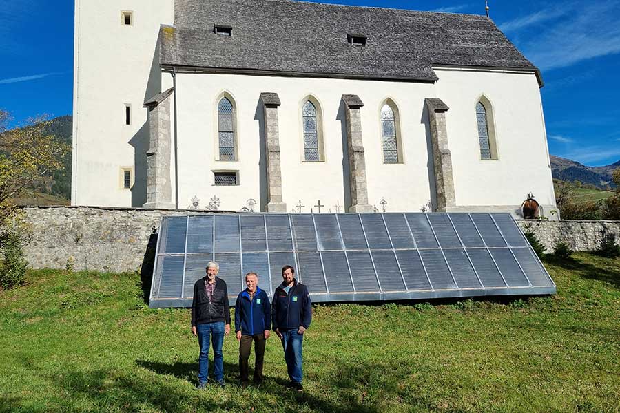 Drei Männer vor den Solarkollektoren der Pfarre St. Georgen