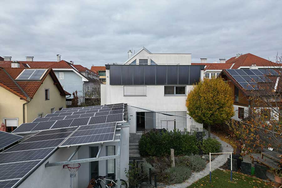 Haus mit Solaranlage (20 m² Kollektorfläche) und PV-Anlage (11,5 kWp)